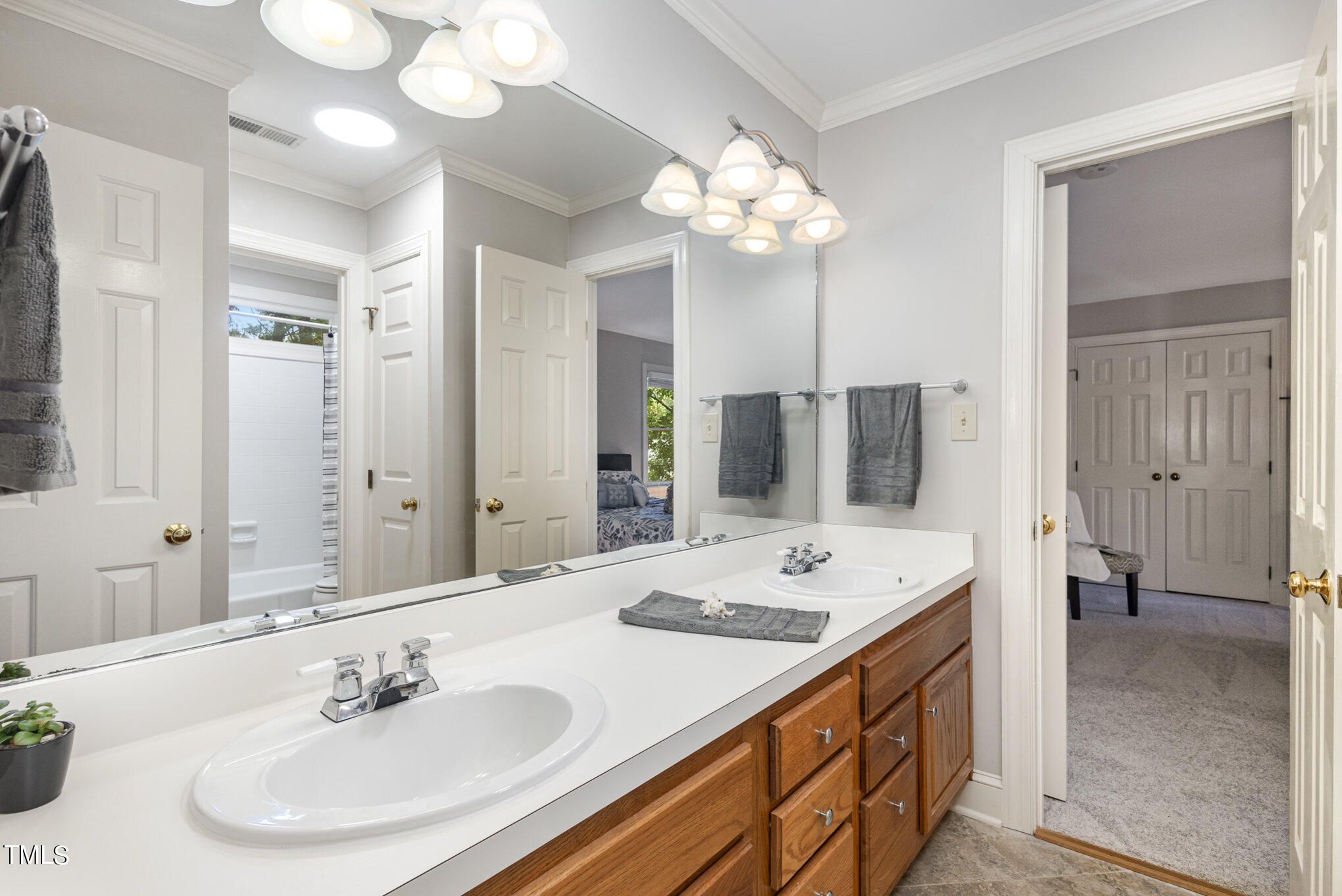4108 Landfall Court Raleigh, NC 27613 - Photo 22 of 27 Full Bathroom