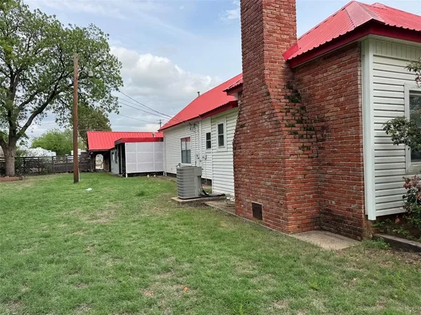 a view of a house with a backyard
