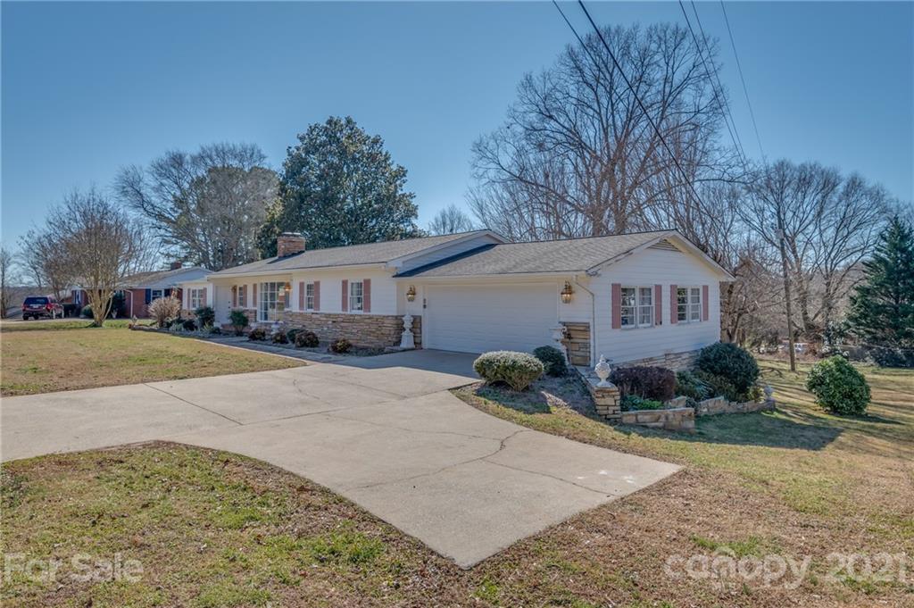 285 Tanner Street Rutherfordton, NC 28139 - Photo 3 of 39 a front view of a house with a yard