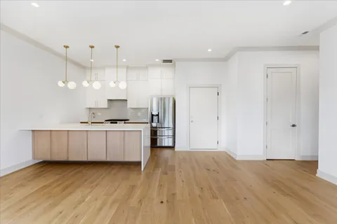 $650,000 | 6414 North Francisco Avenue, Unit 202, Chicago, IL 60645