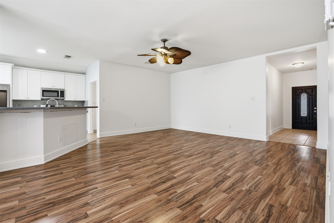 1631 Hade Meadow Lane Houston, TX 77073 - Photo 9 of 36 Living room