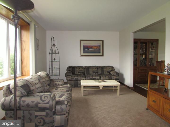 1290 Boyd Road Warminster, PA 18974 - Photo 4 of 24 Living Room