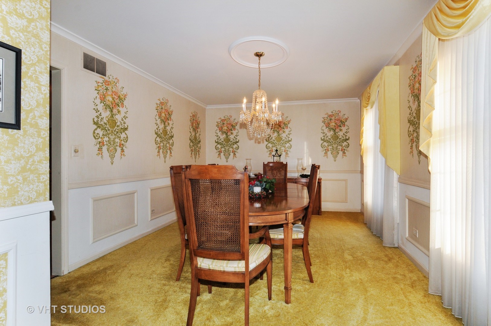 945 Anne Road Naperville, IL 60540 - Photo 4 of 10 a dining room with furniture and window