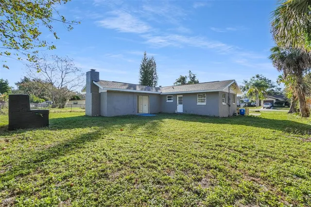 a view of a house with a yard