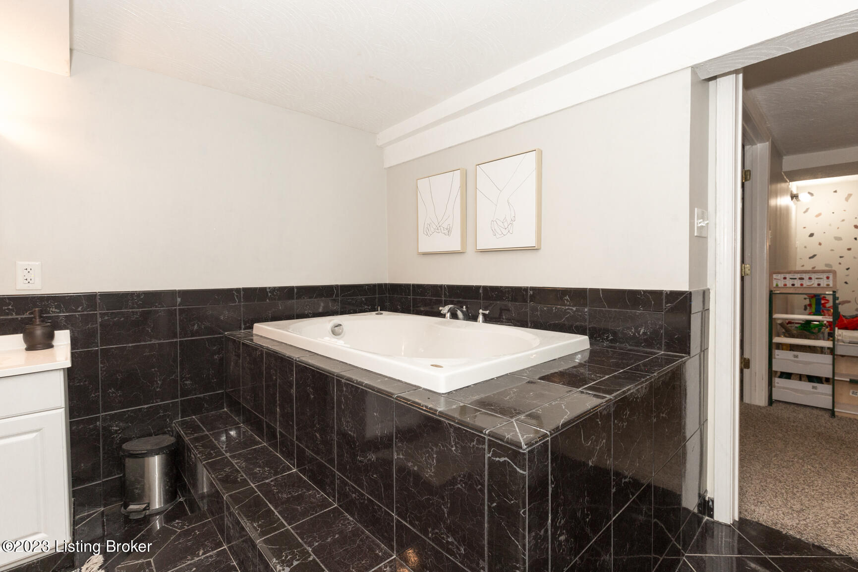 7913 Bluebonnet Road Louisville, KY 40258 - Photo 40 of 50 7913 Blue Bonnet-41