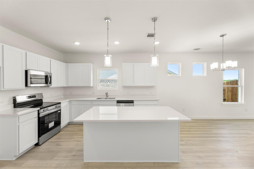 05. 402 Heritage Grove - Kitchen
