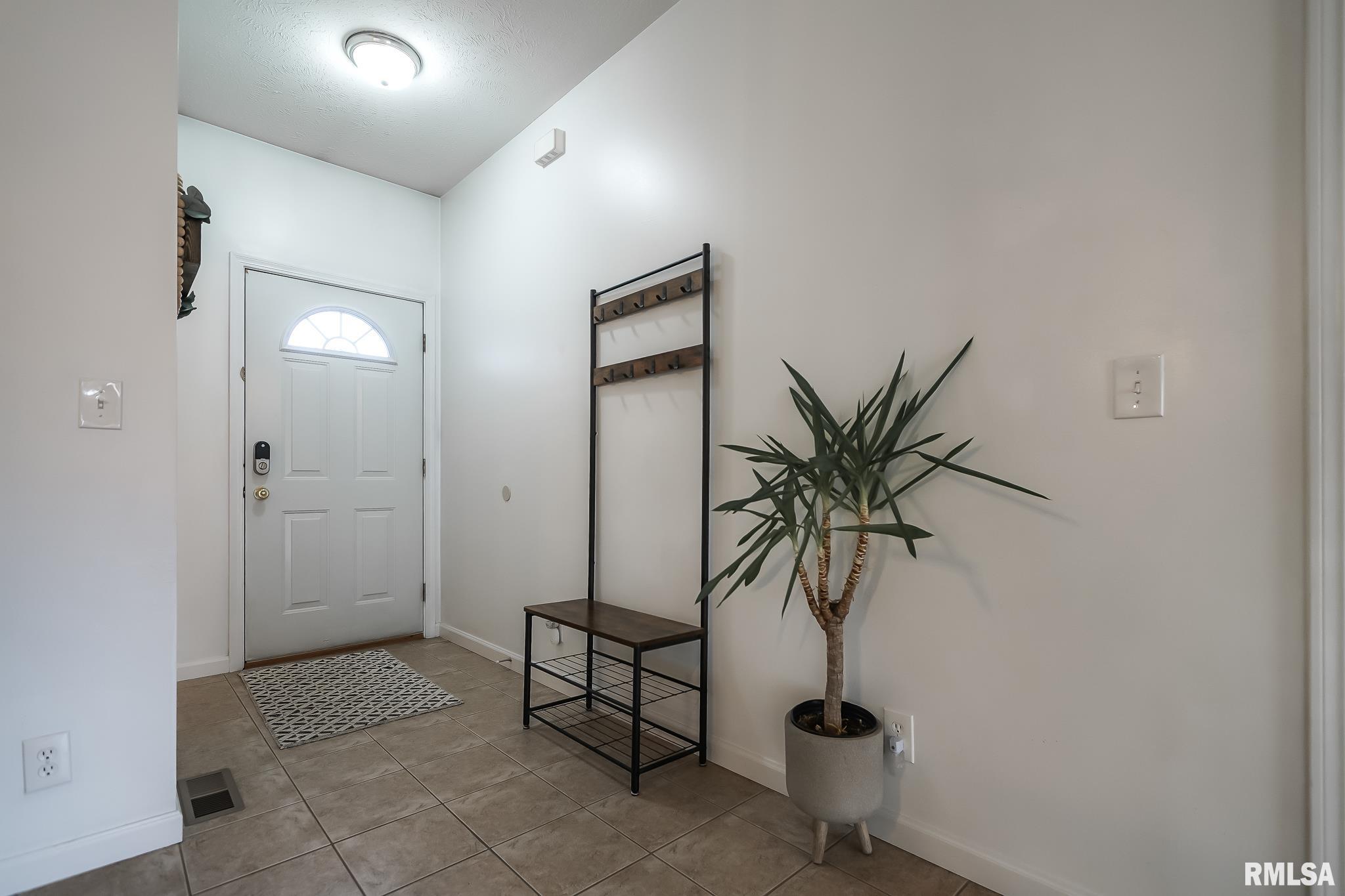 2205 West Geneva Road Peoria, IL 61615 - Photo 11 of 96 Gallery Image 11