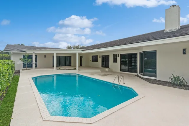a view of a house with backyard and porch