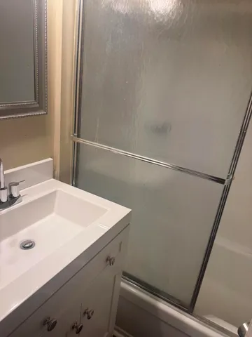 $950 | 31831 Grand River Avenue, Unit 3, Farmington, MI 48336