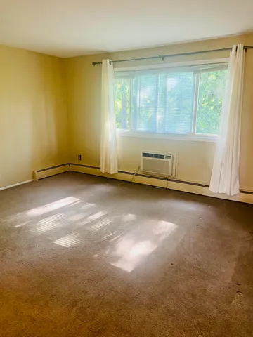 $950 | 31831 Grand River Avenue, Unit 3, Farmington, MI 48336