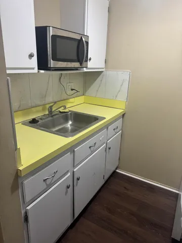 $950 | 31831 Grand River Avenue, Unit 3, Farmington, MI 48336