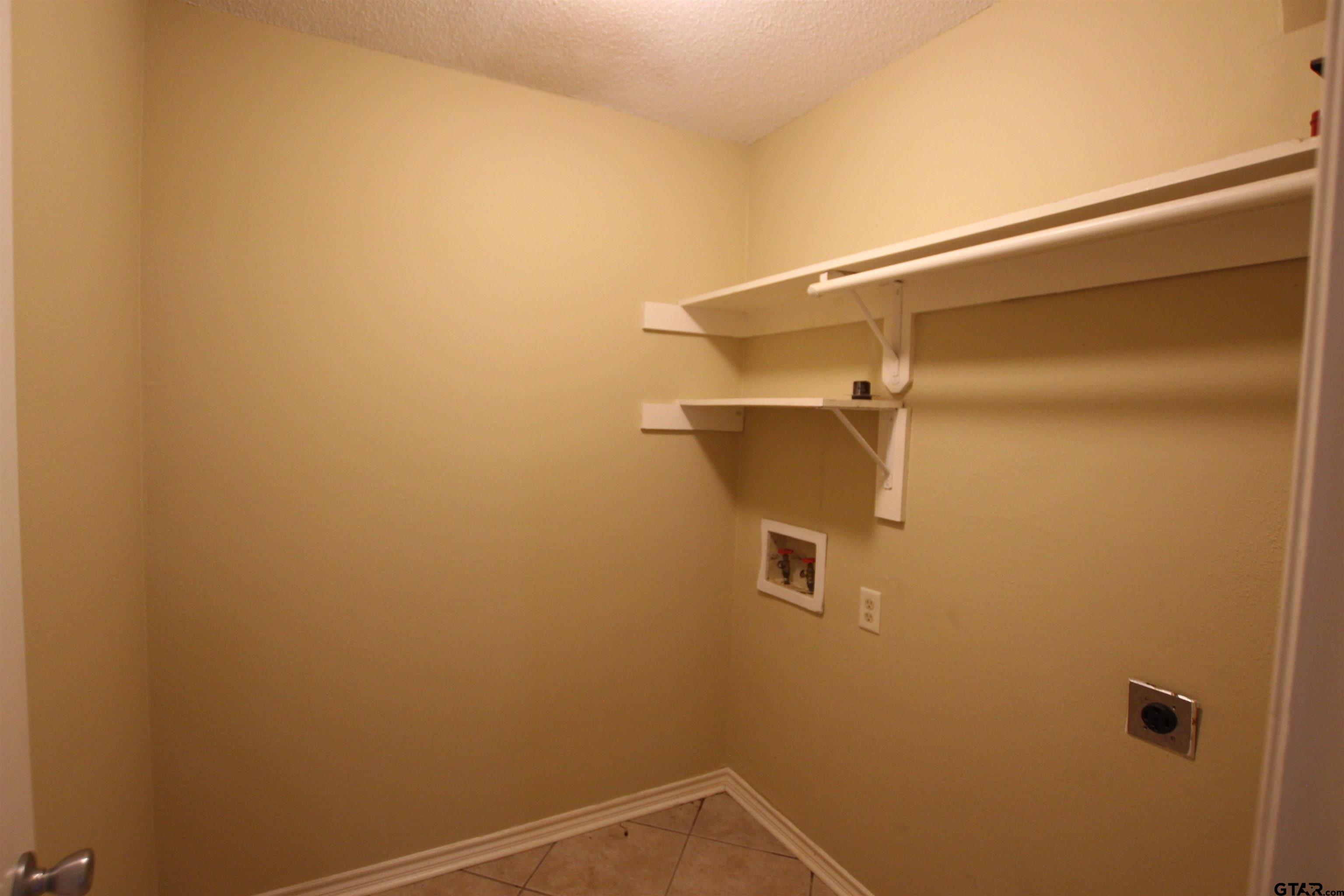 5875 Creekside Circle Tyler, TX 75703 - Photo 5 of 32 a view of a small space