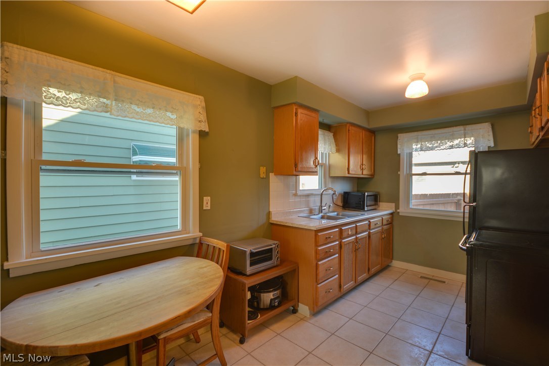 24004 Knickerbocker Road Bay Village, OH 44140 - Photo 6 of 20 Gallery Image 6