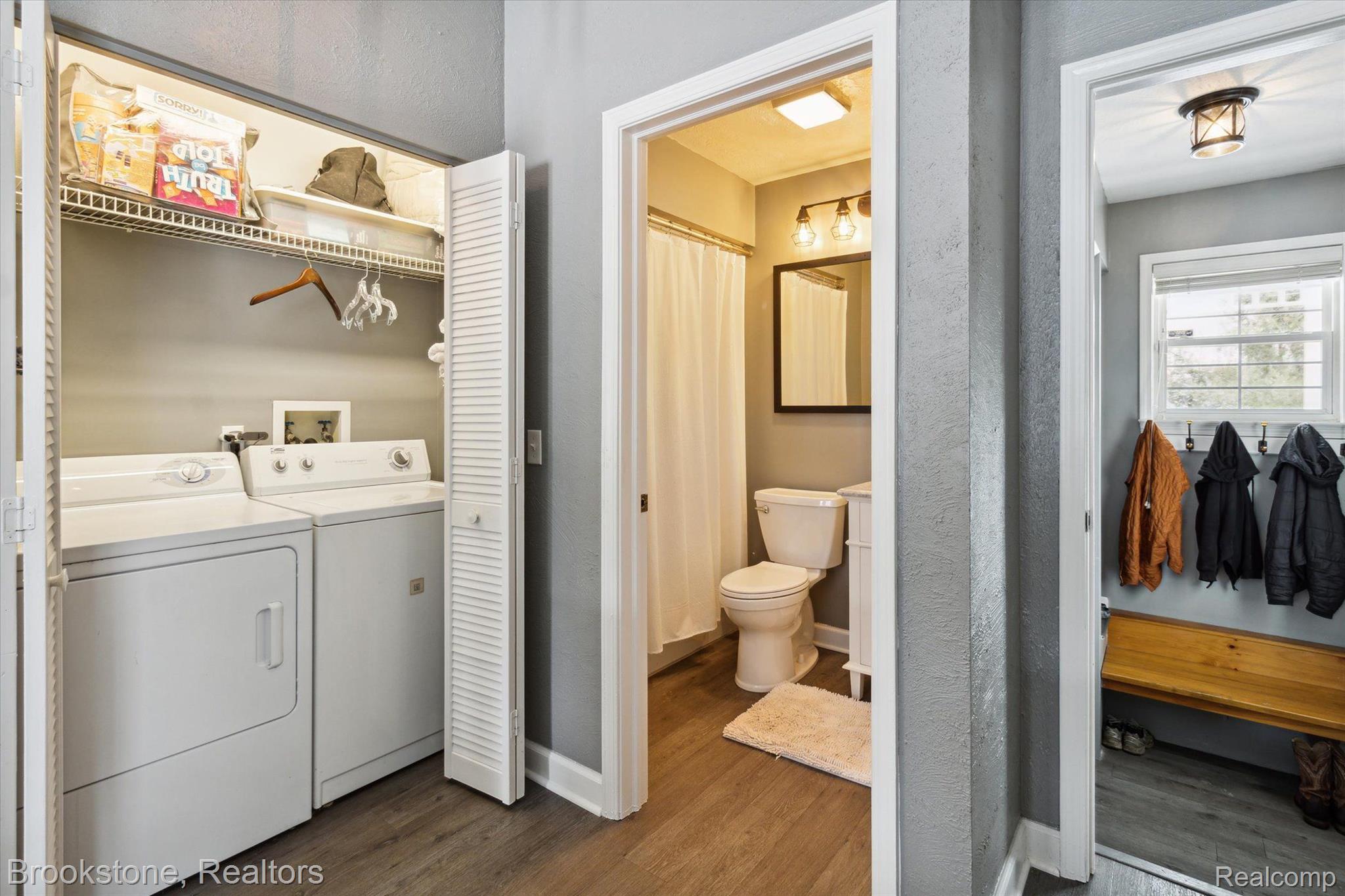 4312 North Irish Road Davison, MI 48423 - Photo 47 of 95 Main level has full bath & laundry off sitting rm