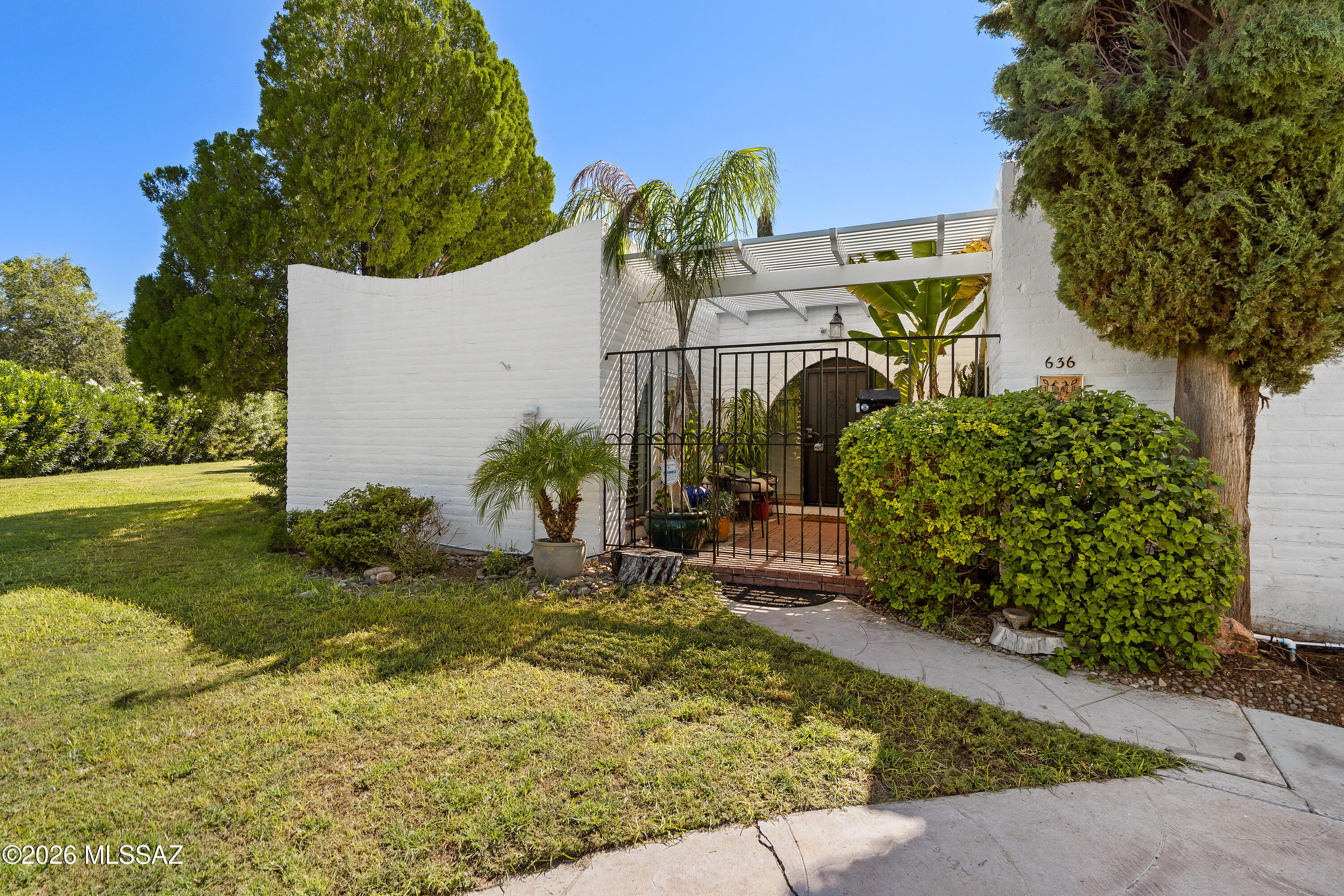 636 West Roller Coaster Road Tucson, AZ 85704 - Photo 3 of 28 Entry to home