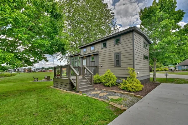 a view of a house with backyard