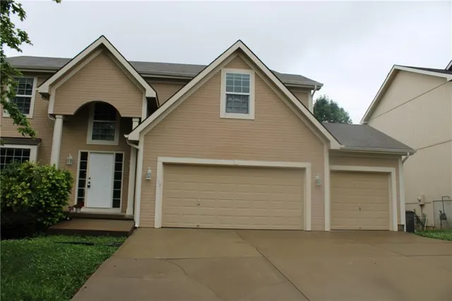 $325,000 | 752 Highland Drive, Leavenworth, KS 66048