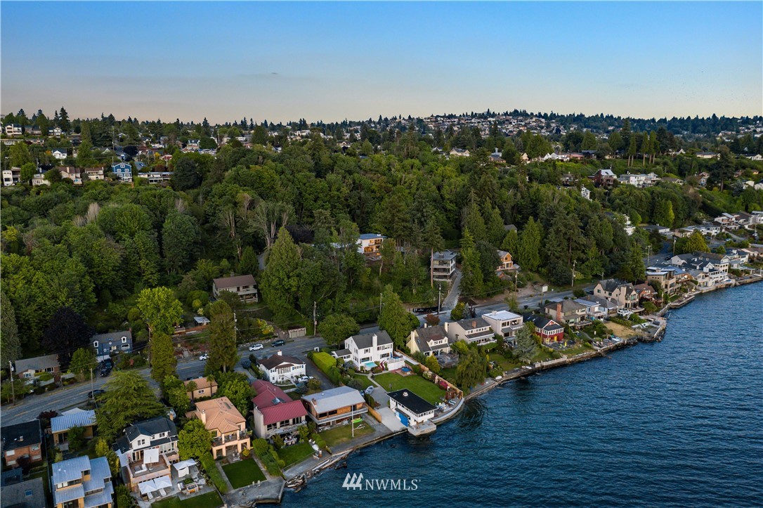 5616 Beach Drive Southwest Seattle, WA 98136 - Photo 39 of 40 an outdoor space with lots of plants and lots of residential buildings
