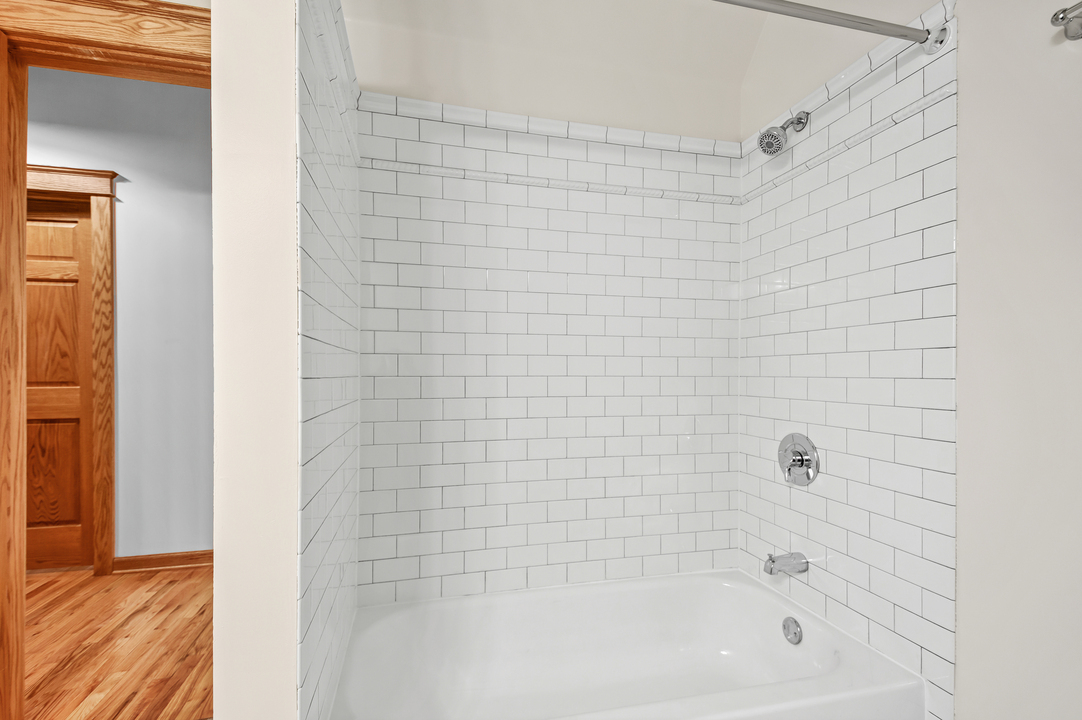 216 North May Street, Unit 103 Chicago, IL 60607 - Photo 20 of 21 a bathroom with a bathtub