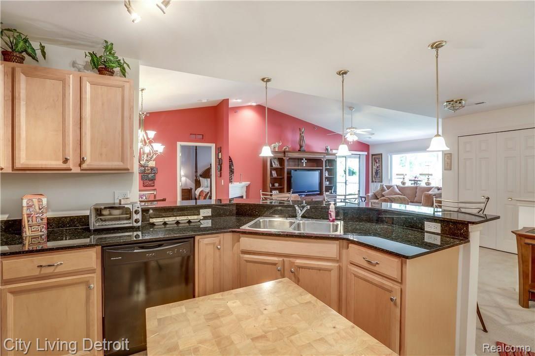 1653 Deepwood Circle Rochester, MI 48307 - Photo 12 of 22 1653 Deepwood Cir Rochester MI-print-011-19-1653 Deepwood Circle00011-4200x2800-300dpi.jpg