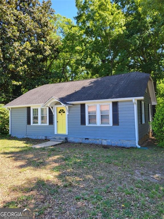 a view of a house with a yard