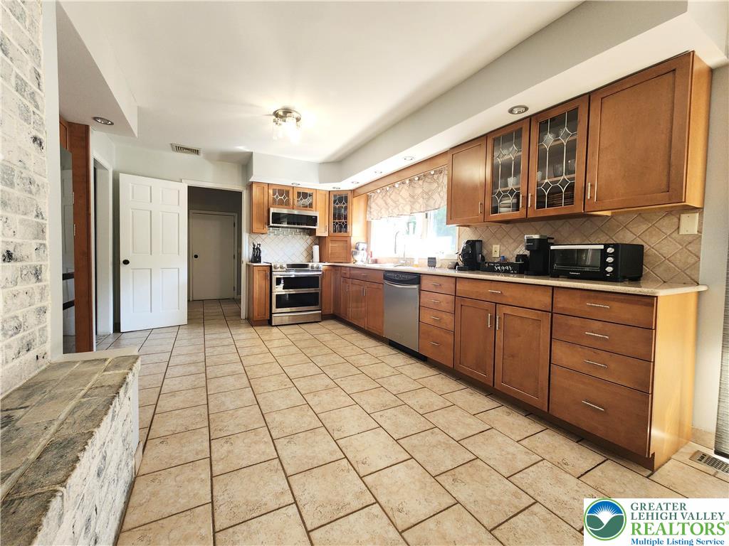 108 East Douglasville Road Nazareth, PA 18064 - Photo 5 of 42