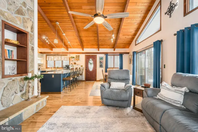 a view of livingroom with furniture