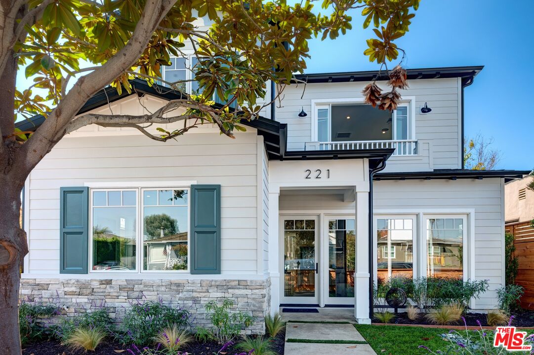 221 Ruth Avenue Venice, CA 90291 - Photo 2 of 33 Gallery Image 2