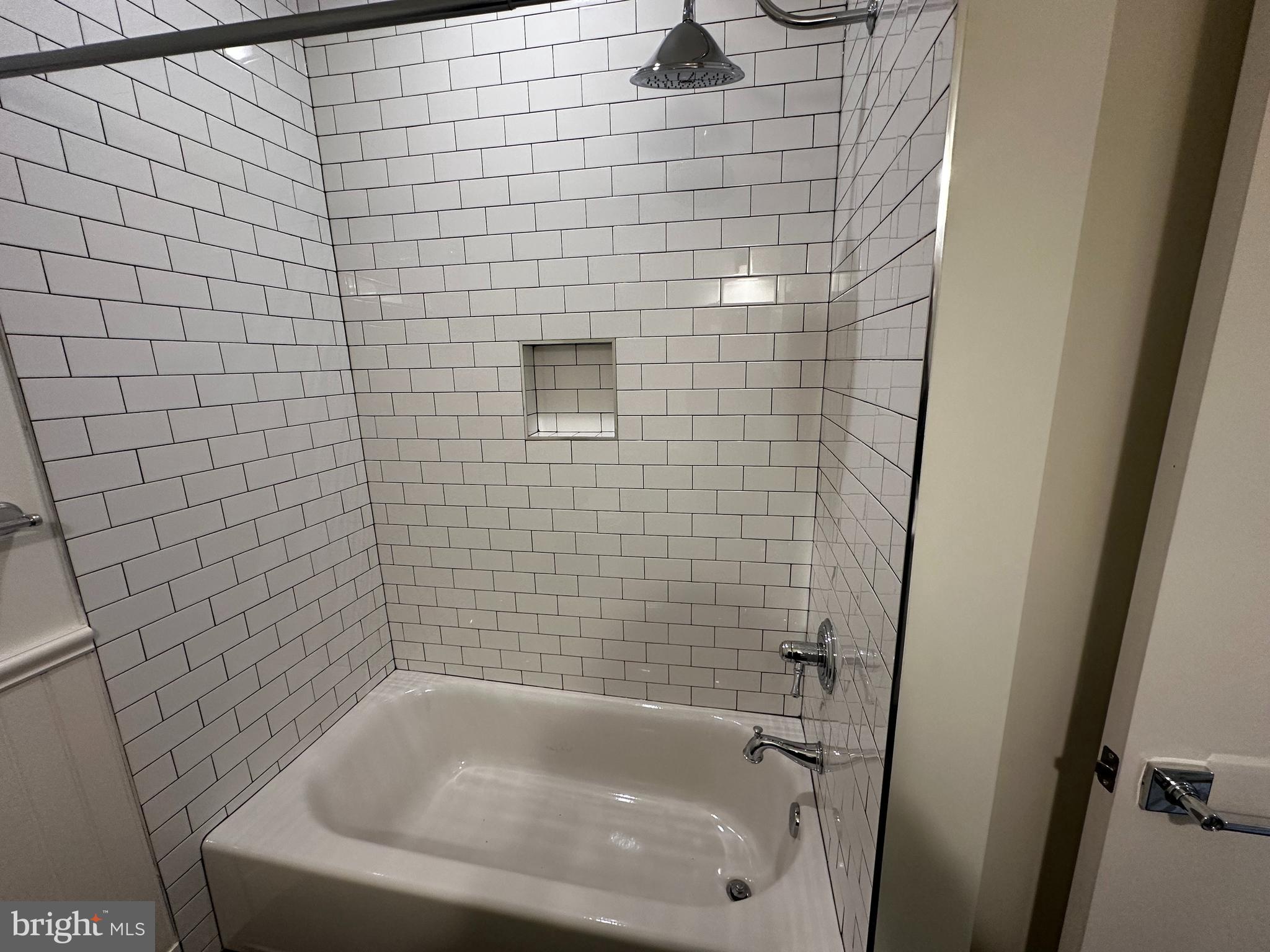 1801 North Howard Street, Unit 208 Philadelphia, PA 19122 - Photo 15 of 17 a bathroom with a bathtub