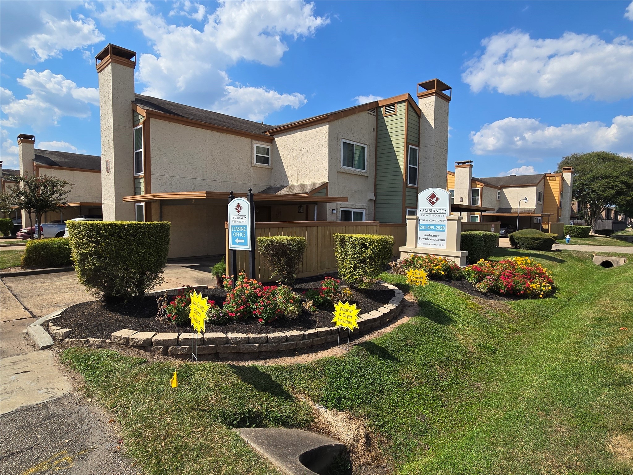 a view of a house with backyard