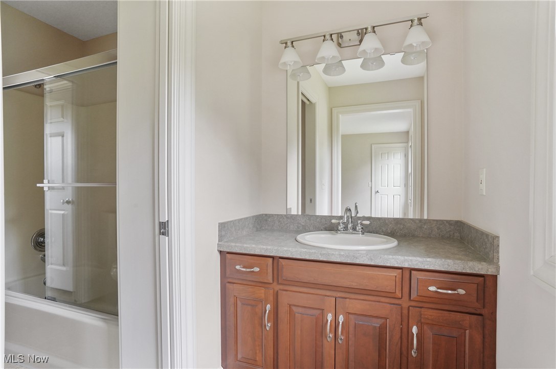 5952 Beach Road Wadsworth, OH 44281 - Photo 26 of 40 Bedroom 3 vanity