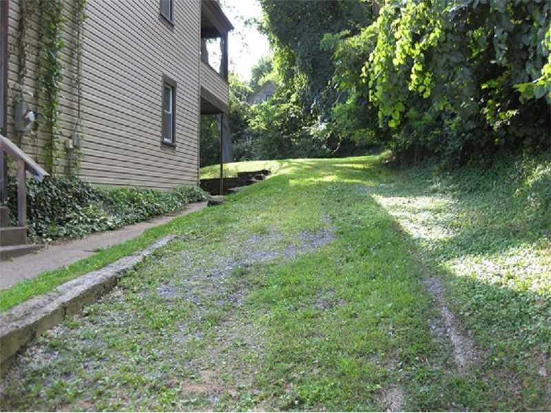708 11th Street McKees Rocks, PA 15136 - Photo 6 of 19 Yard/Garden.