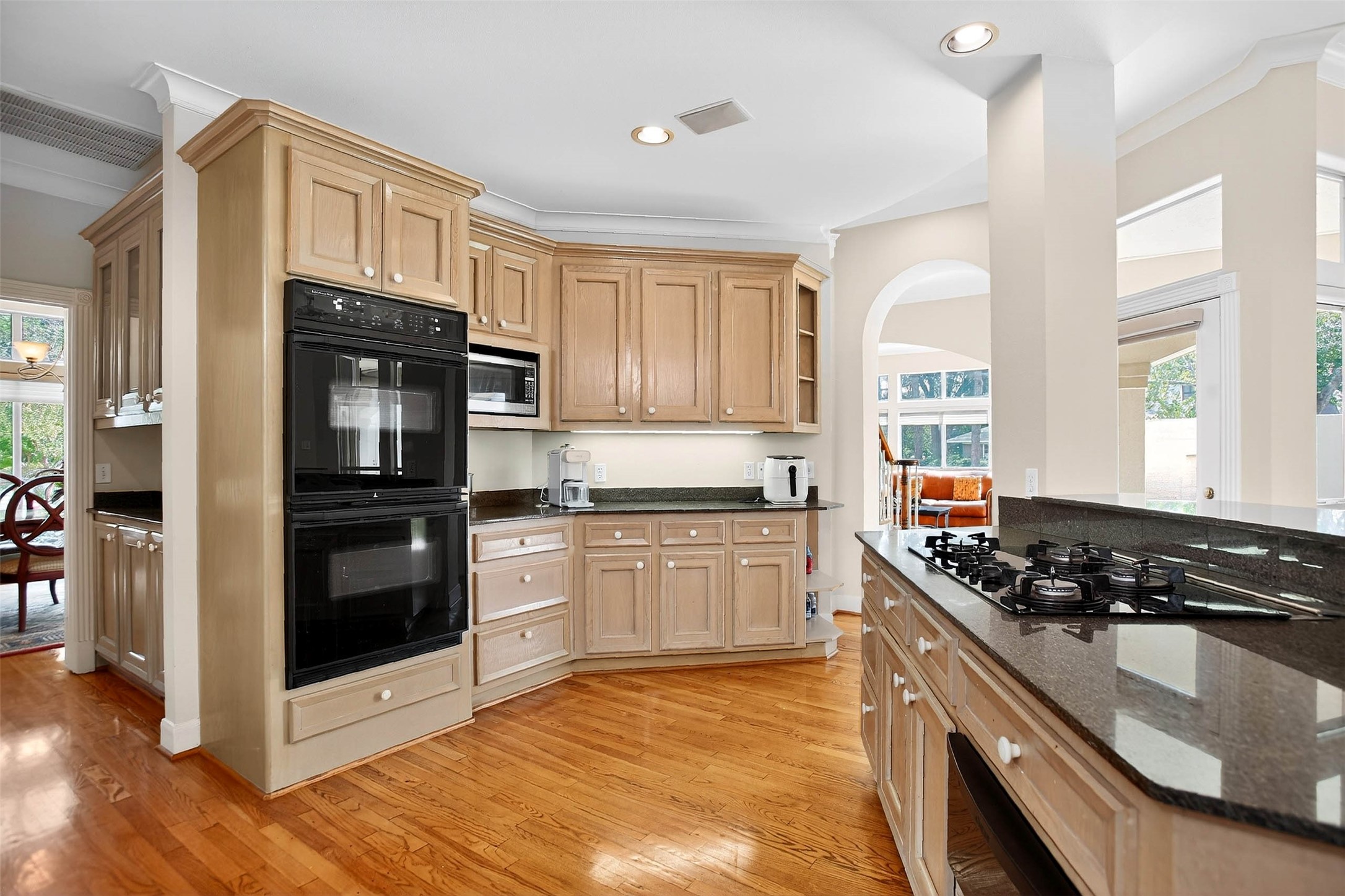 3118 Virginia Street Houston, TX 77098 - Photo 21 of 50 Double Oven and under cabinet lightings.