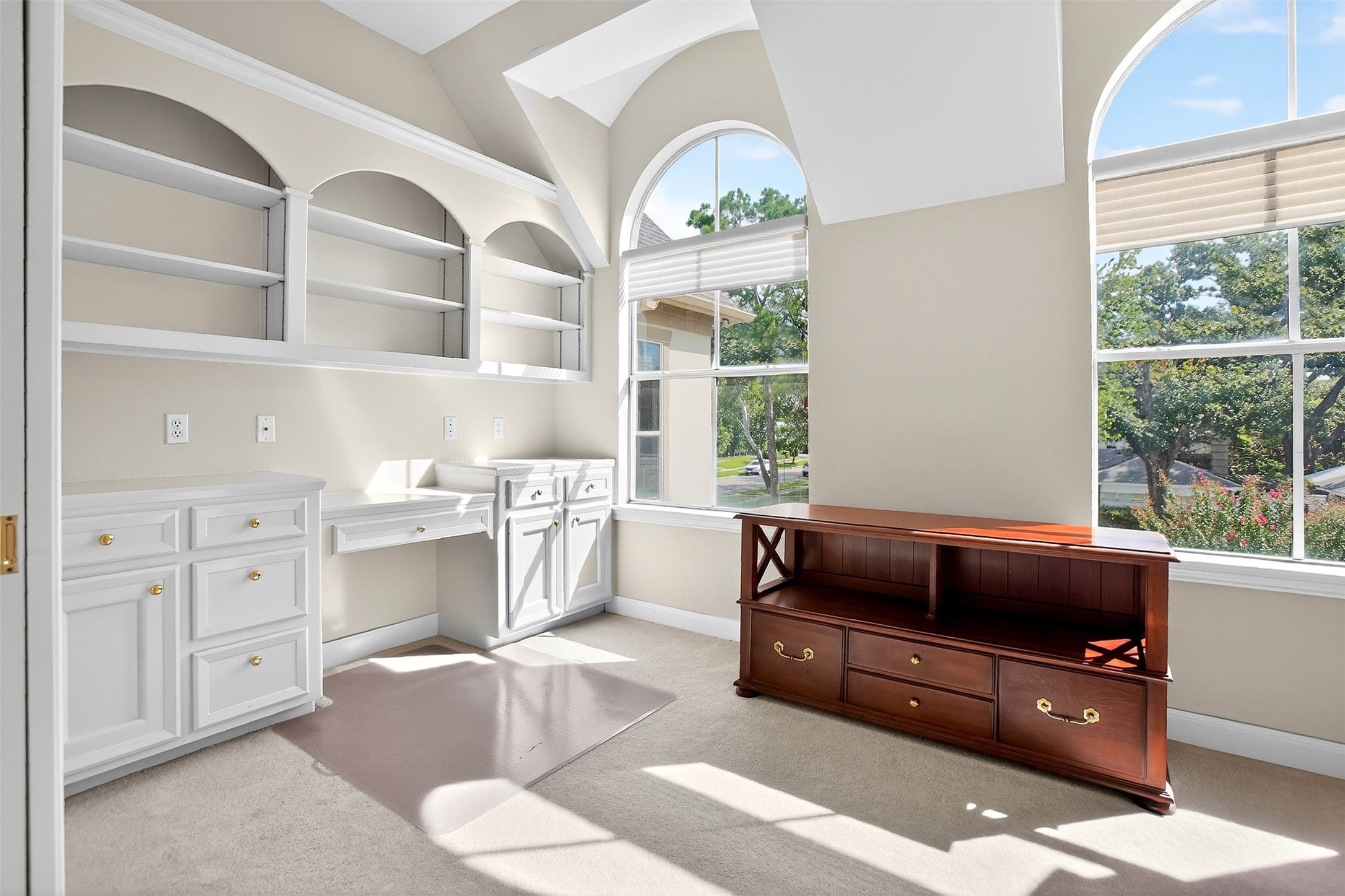 3118 Virginia Street Houston, TX 77098 - Photo 32 of 50 Lovely study with built ins.