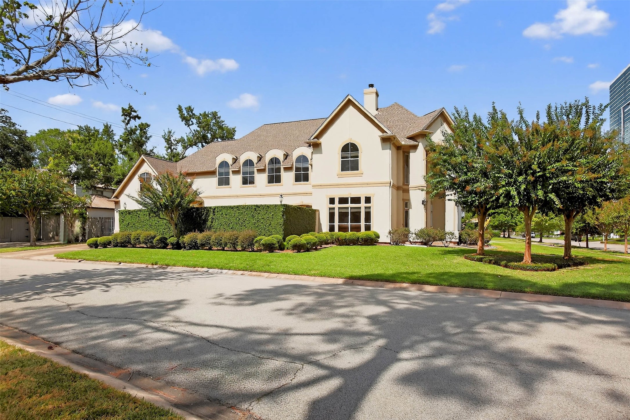 3118 Virginia Street Houston, TX 77098 - Photo 5 of 50 Sitting on one the largest corner lot.