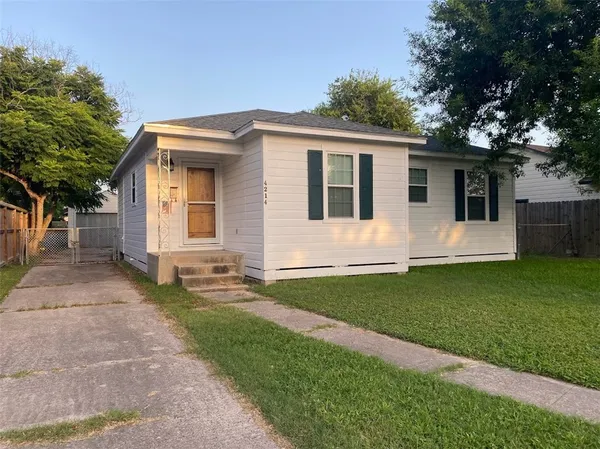 a front view of house with yard