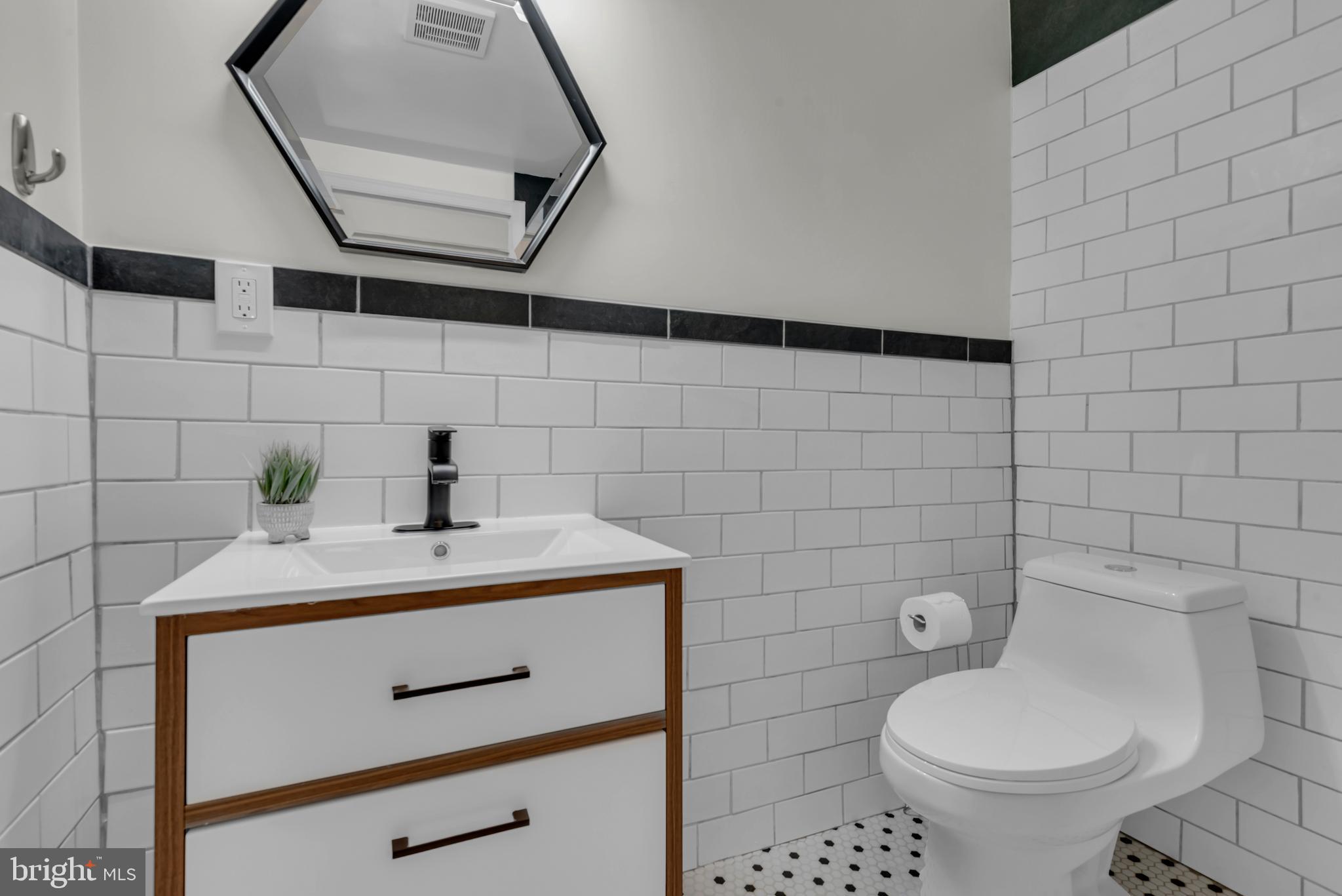 155 Ridgeway Circle Arnold, MD 21012 - Photo 28 of 73 a bathroom with a toilet sink and mirror