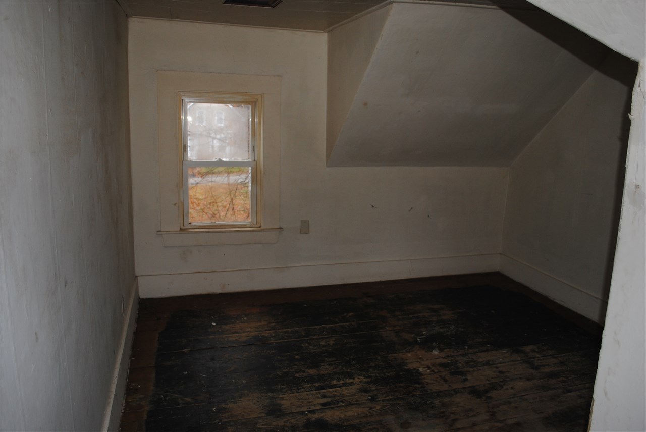 81 Winter Street Rochester, NH 03867 - Photo 9 of 12