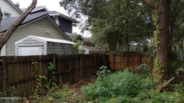 a view of a backyard