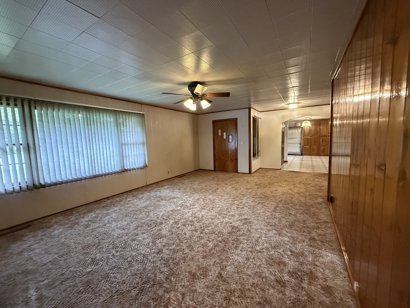 1048 Warren Street Henry, IL 61537 - Photo 13 of 26 en empty room with a ceiling fan and window