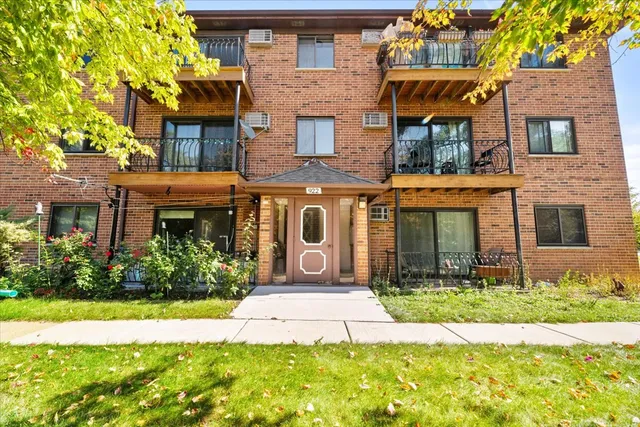 $1,800 | 922 West Irving Park Road, Unit 303, Bensenville, IL 60106