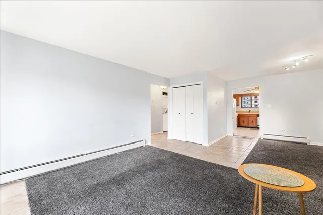 $1,900 | 922 West Irving Park Road, Unit 303, Bensenville, IL 60106