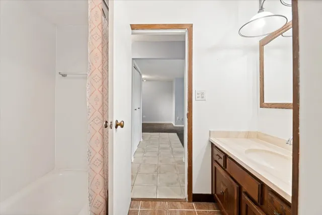 $1,900 | 922 West Irving Park Road, Unit 303, Bensenville, IL 60106