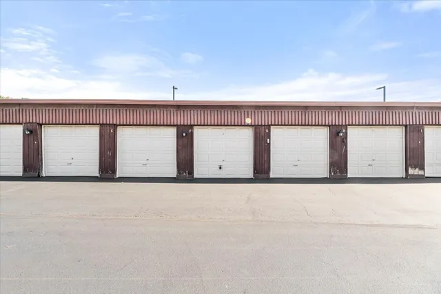 $1,900 | 922 West Irving Park Road, Unit 303, Bensenville, IL 60106