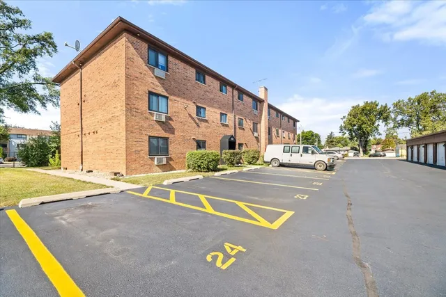 $1,900 | 922 West Irving Park Road, Unit 303, Bensenville, IL 60106