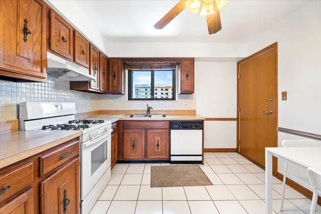 $1,900 | 922 West Irving Park Road, Unit 303, Bensenville, IL 60106