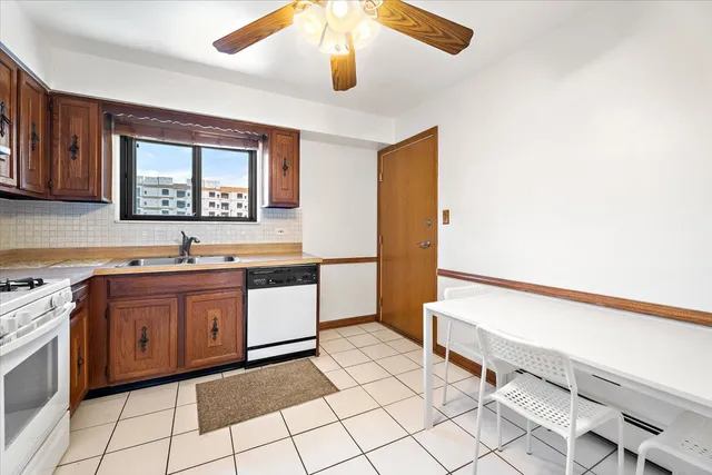 $1,900 | 922 West Irving Park Road, Unit 303, Bensenville, IL 60106