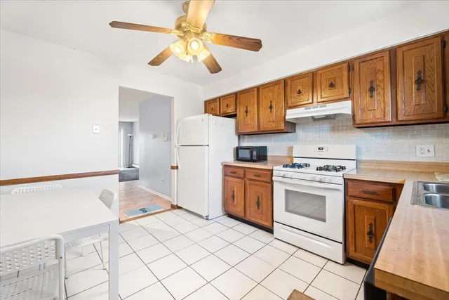 $1,900 | 922 West Irving Park Road, Unit 303, Bensenville, IL 60106