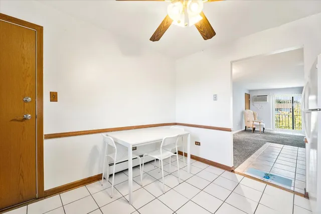 $1,900 | 922 West Irving Park Road, Unit 303, Bensenville, IL 60106