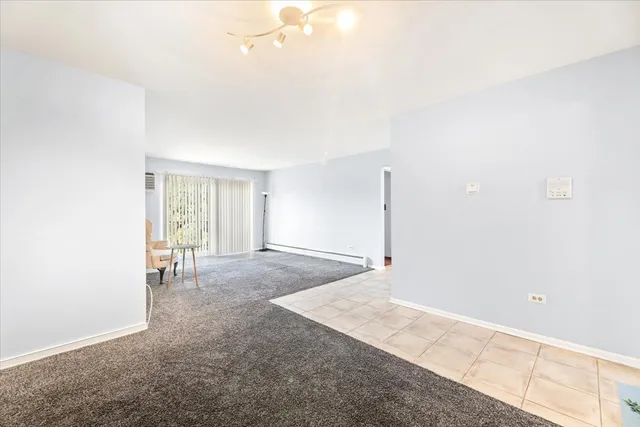 $1,900 | 922 West Irving Park Road, Unit 303, Bensenville, IL 60106